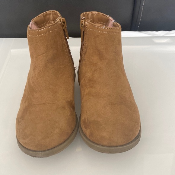 Toddler girl tan boots with cozy hat - Picture 4 of 4